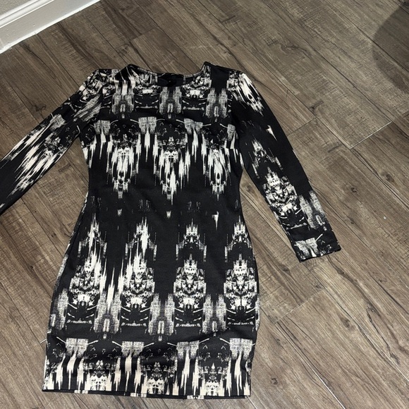 Elegant Black and White Patterned Dress - Picture 1 of 2